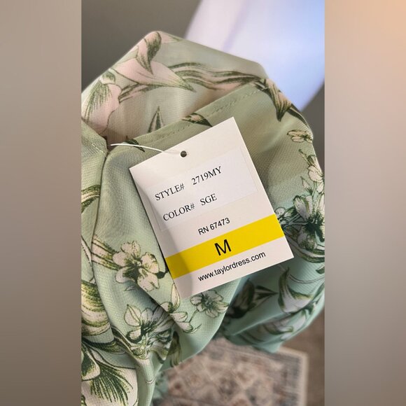 New TAYLOR Medium Floral-Print Smocked Pleated Dress - Picture 15 of 16